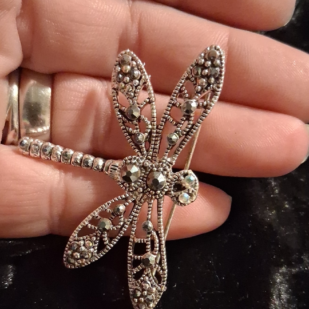 Elegant Silver Dragonfly Brooch - Picture 6 of 7